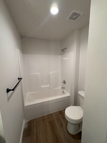 Building Photo - 896 S Silverwood Ln