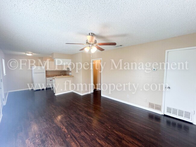 Building Photo - 608-B Walter Stephenson - Downstairs 2 Bed...