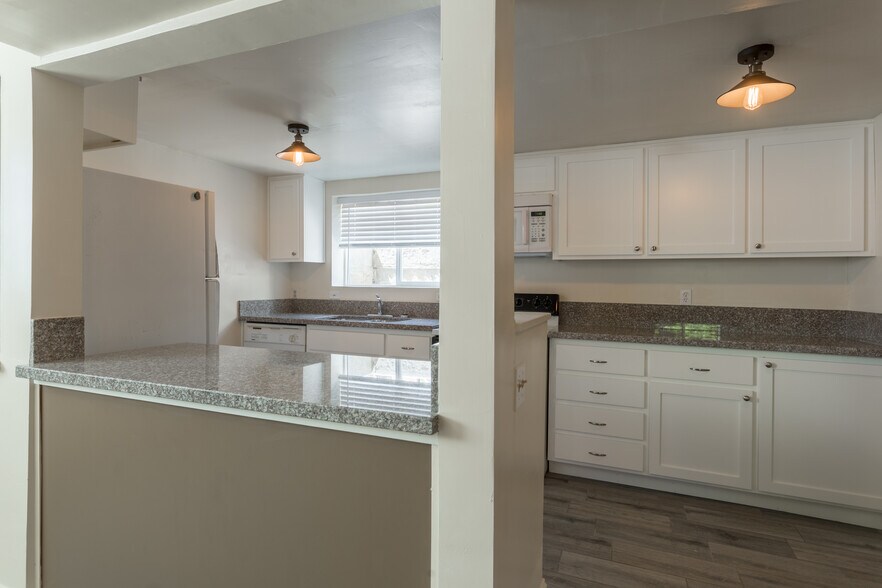 Building Photo - 1585 Hillside Dr