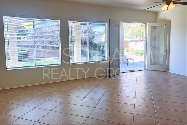 Building Photo - Gorgeous 3-bedrooms, 2-baths home in the h...