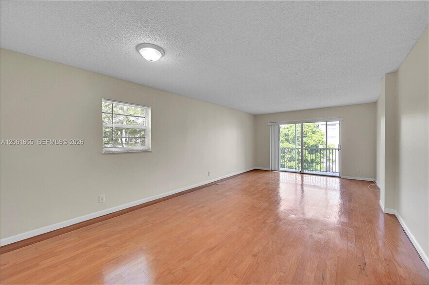 Building Photo - 1100 NW 87th Ave