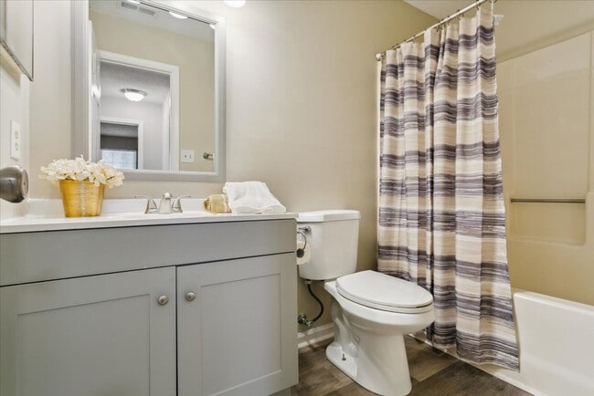 Building Photo - Updated 2 Bedroom 2 Bath Condo Near Fort Eustis and Williamsburg