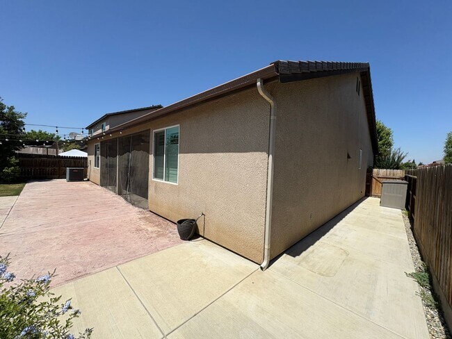 Building Photo - SE Visalia home Coming Soon!!