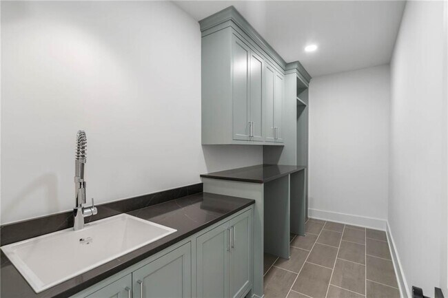 Building Photo - 312 Meadow Dr