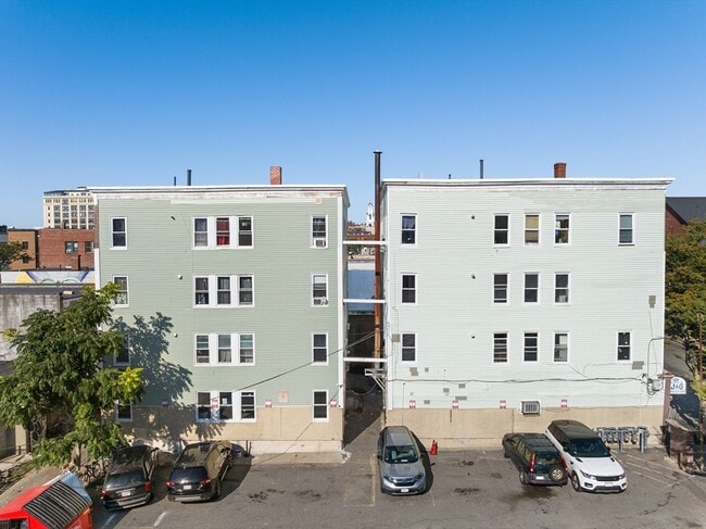 Primary Photo - 50 Common St
