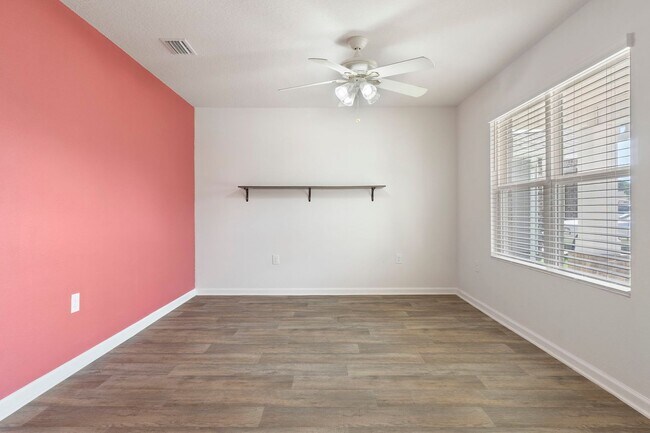 Building Photo - Creative Charm Meets Modern Comfort in Thi...