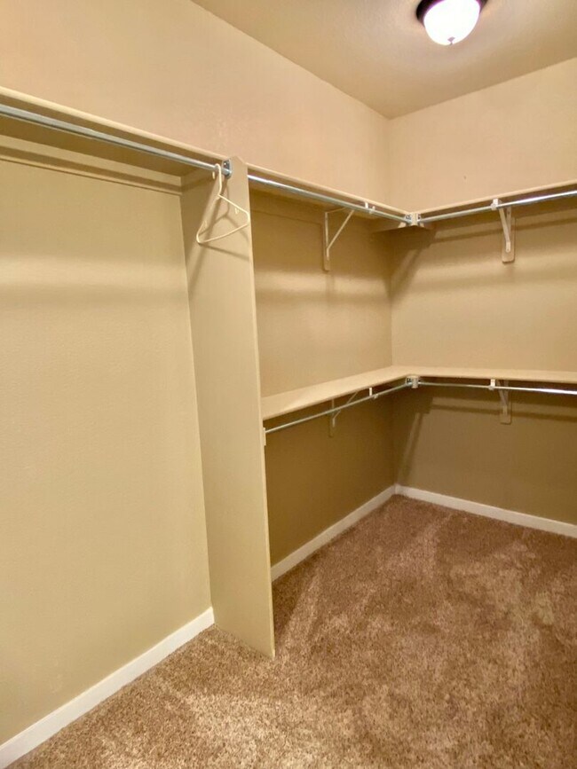 Building Photo - Fantastic 2 Bedroom, 2 Bath Ground Level C...