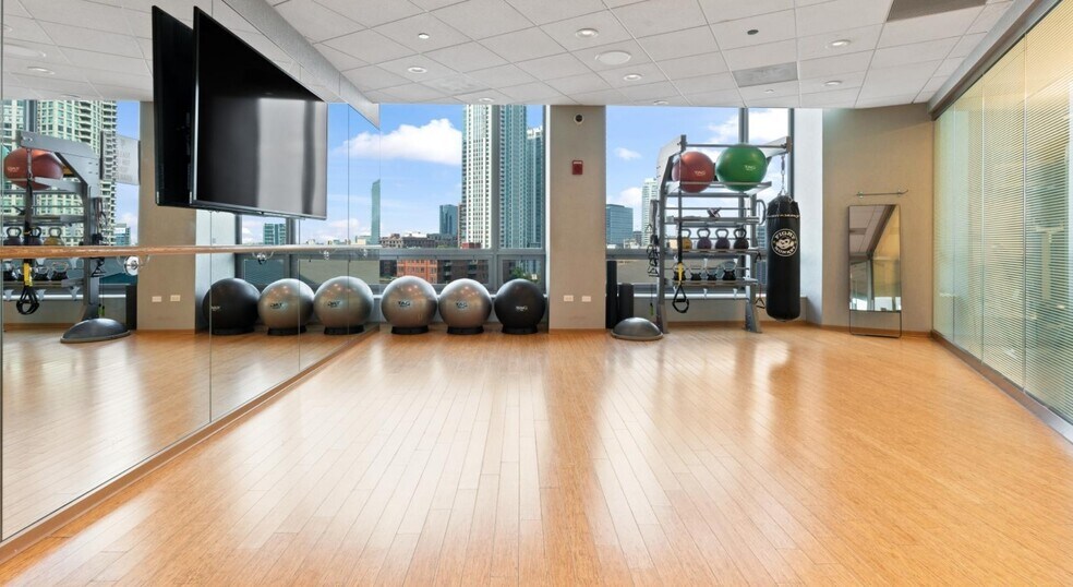 Building Photo - 354 W Hubbard St