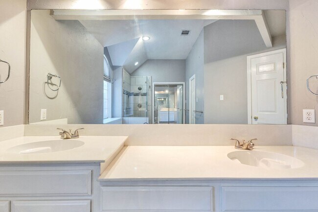 Building Photo - Beautiful Home in Shady Hollows Available ...