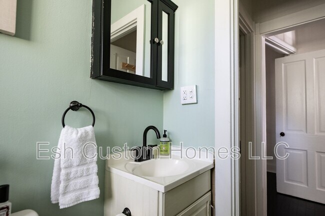 Building Photo - 419 W Orange St