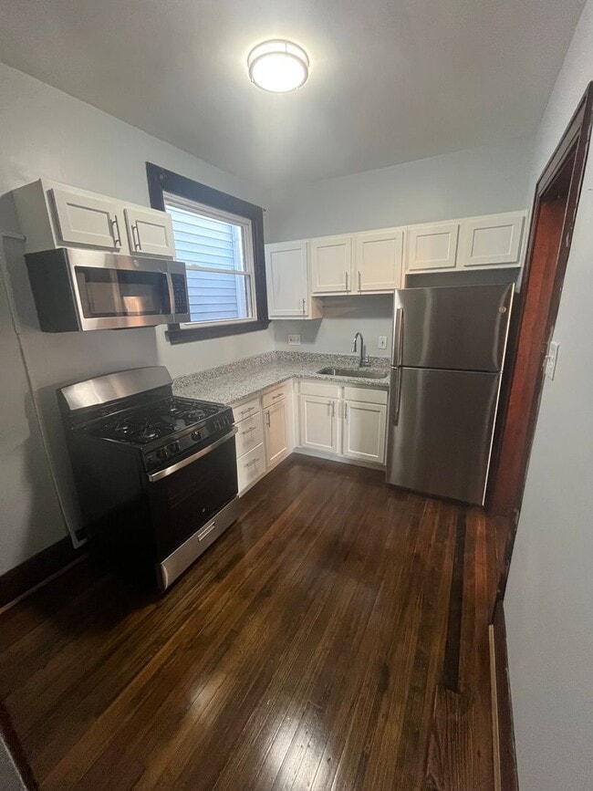 Building Photo - Beautiful Character in this Two Bedroom!