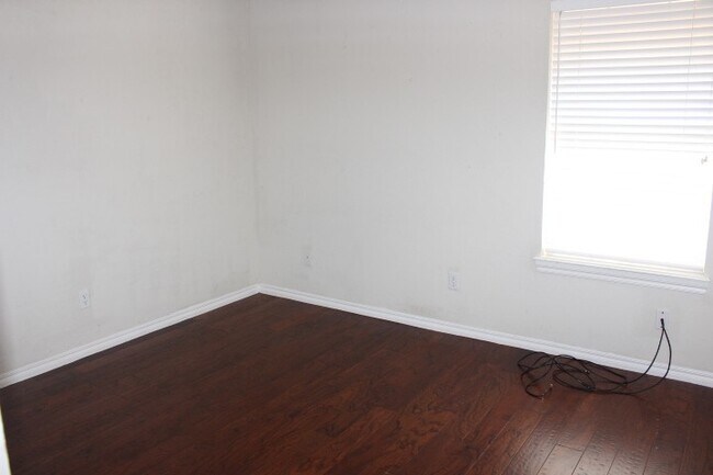Building Photo - Great West side home located close to shop...