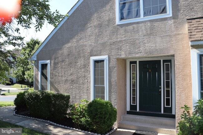 Building Photo - 323 Country Club Dr