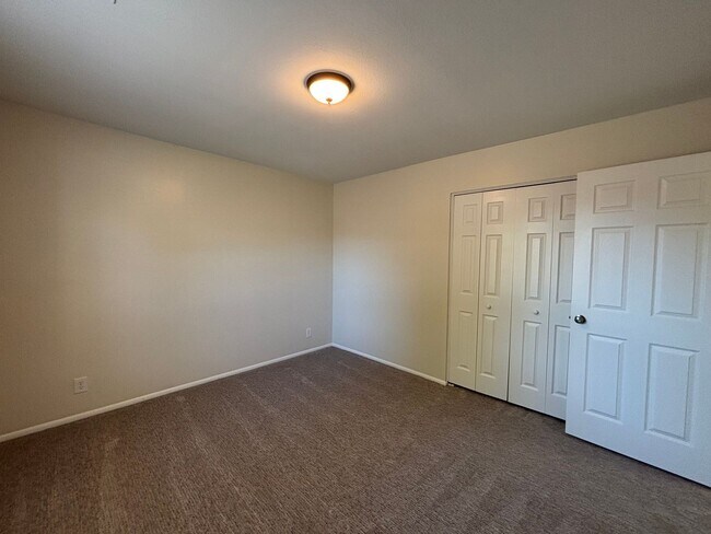 Building Photo - SPACIOUS REMODELED HOME FOR RENT!