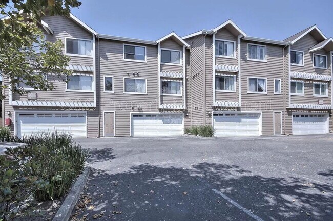 Building Photo - 41 Grandview St