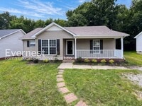 Building Photo - 3 Bed, 2 Bath Home with Off-Street Parking / Pet-Friendly / Available Now!