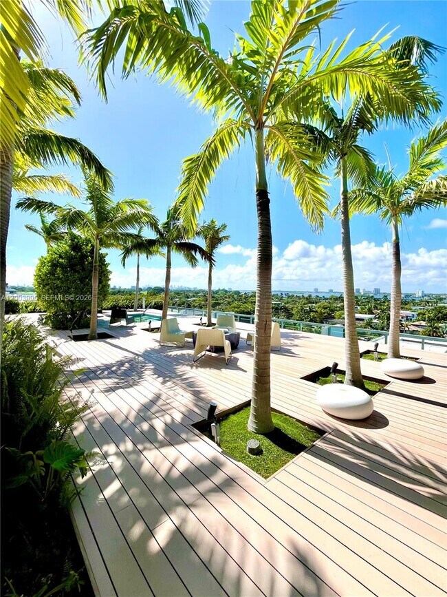 Building Photo - 9940 W Bay Harbor Dr