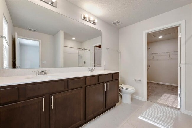 Building Photo - 1917 Summer Serenity Dr