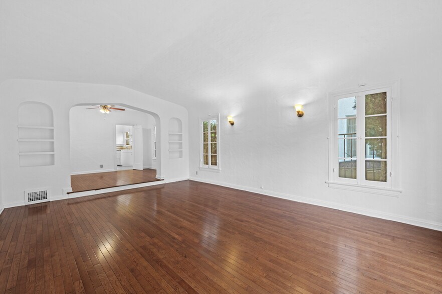 Primary Photo - 429 N Gardner St