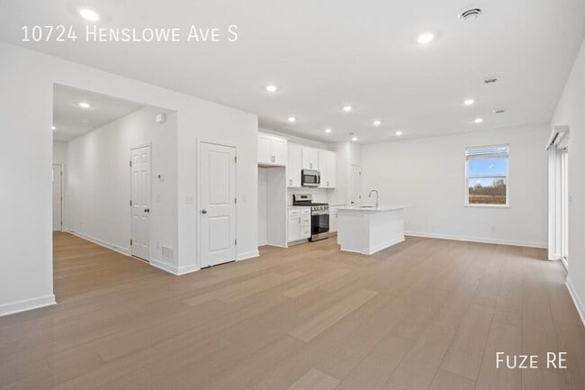 Building Photo - 10724 Henslowe Ave S