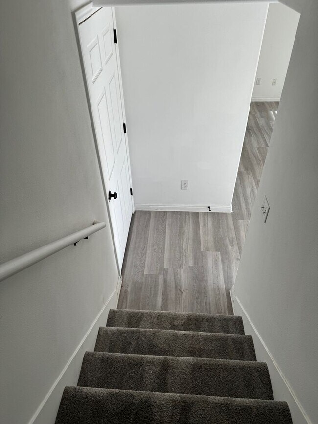 Building Photo - Townhouse with Spacious layout and convien...