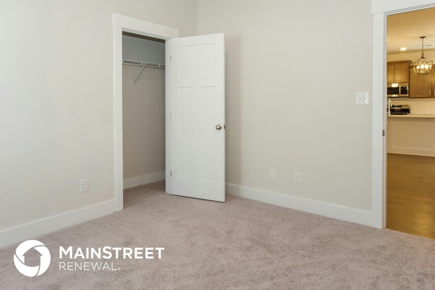 Building Photo - 14705 Greenleaf Dr