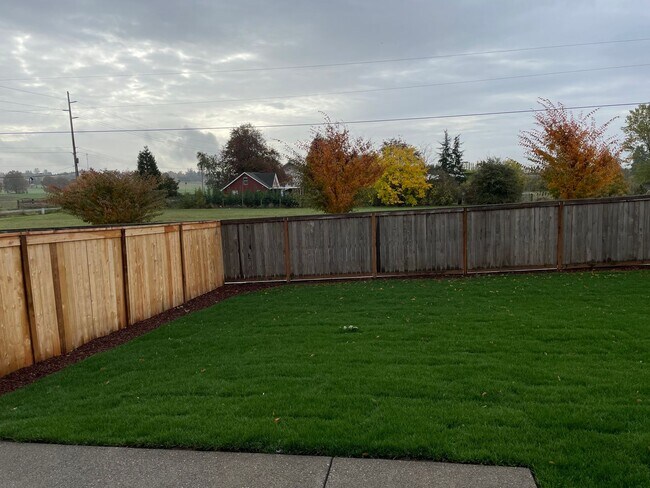 Building Photo - Lovely 4 Bed 2.5 Bath Home! Located near t...