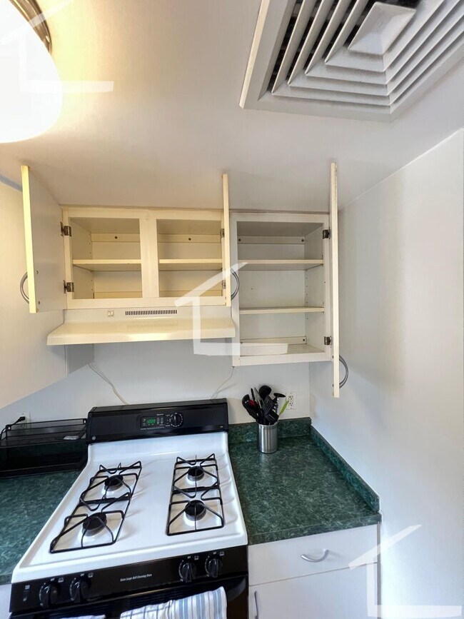 Building Photo - Great 1 bedroom condo available NOW - Northeastern