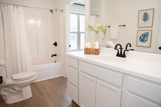 Building Photo - Beautiful 3 bd Townhome for Rent!