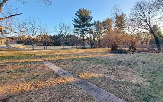 Building Photo - 3 Bed / 1-1/2 Bath Single Family Home w/ 2-Car Garage