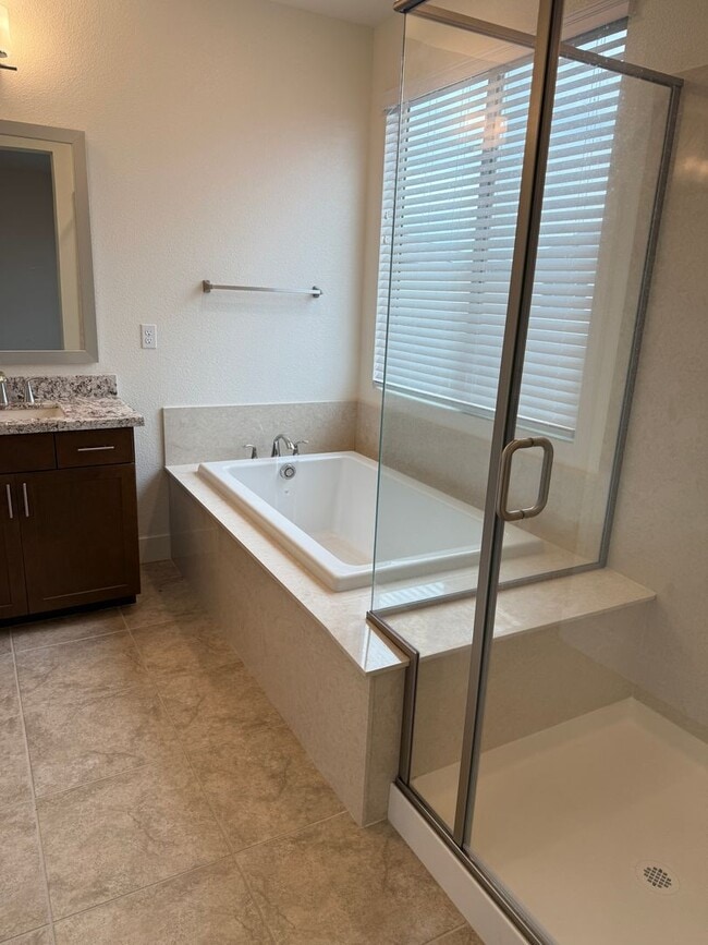 Building Photo - Lovely 4 Bedroom Home With Easy Landscaping And Beautiful Interior