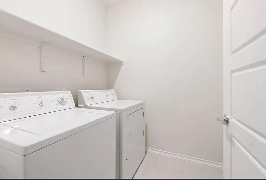 Building Photo - 100 Jarbridge Dr