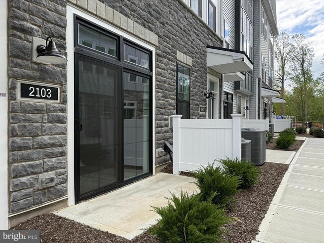 Building Photo - 2103 Donatello Dr