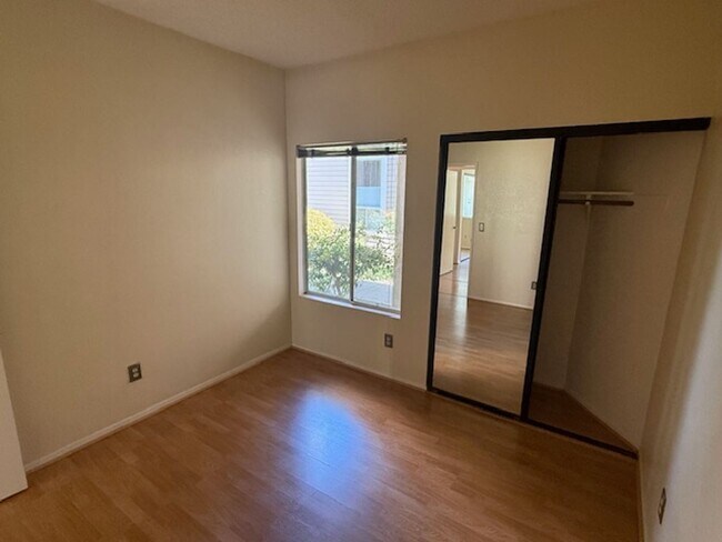 Building Photo - 2-Bedroom, 2-Bathroom Ground Level Condo in Hercules