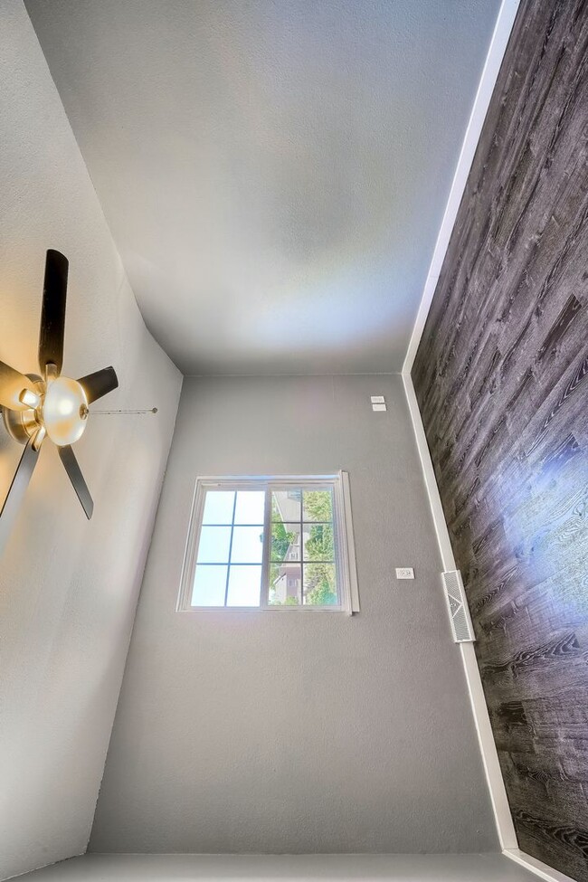 Building Photo - Comfortable Single-Family Townhouse in Quiet Community