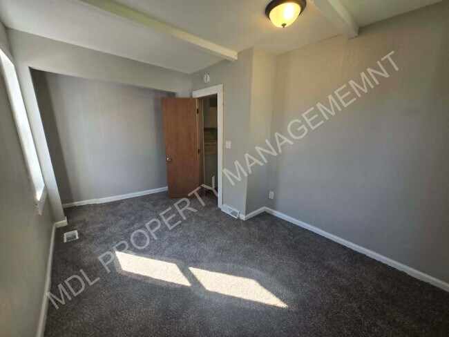Building Photo - 913 N Granger St