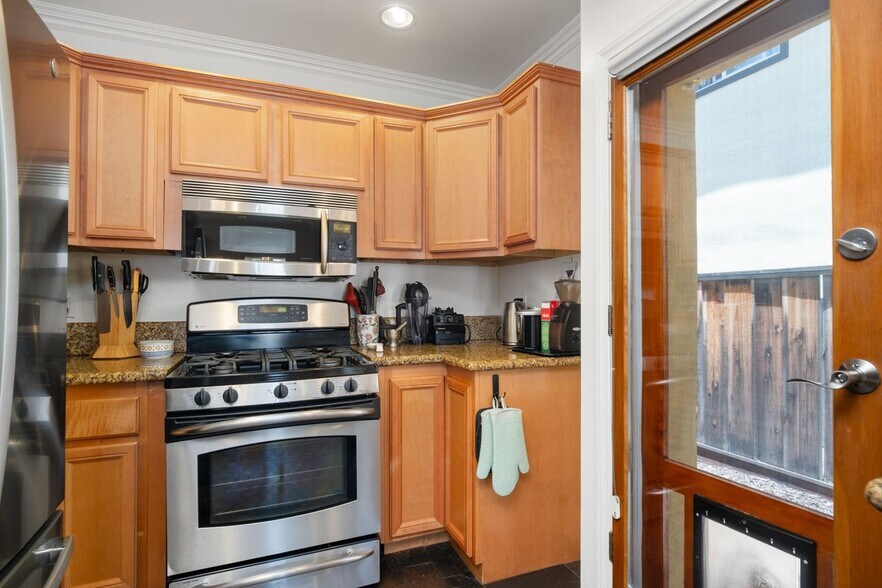 Building Photo - 1659 Ellsmere Ave