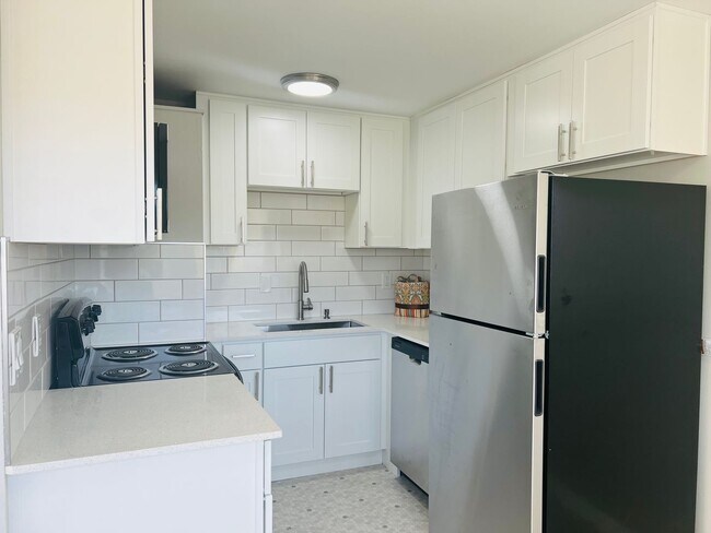 Building Photo - 3-Bedroom North Green Lake Townhouse-Style...