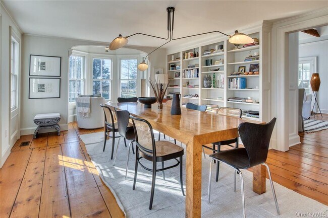 Building Photo - 1800 Village Ln