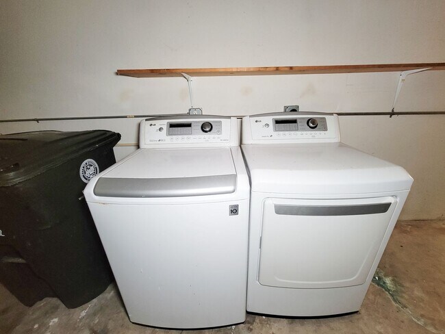 Building Photo - Stylish Townhouse in Prime Location – Walk to Whole Foods, Shops & Dining!