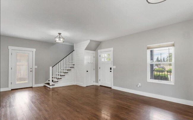 Building Photo - 3505 Lancaster Dr NE