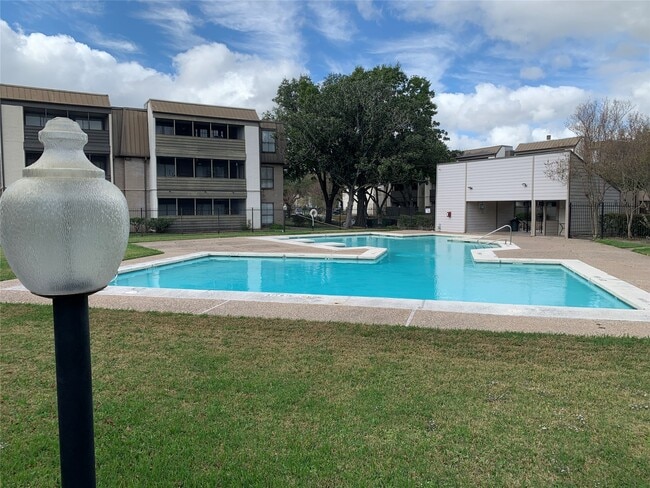 Building Photo - 3005 Walnut Bend Ln