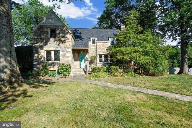 Building Photo - 400 Meadow Ln