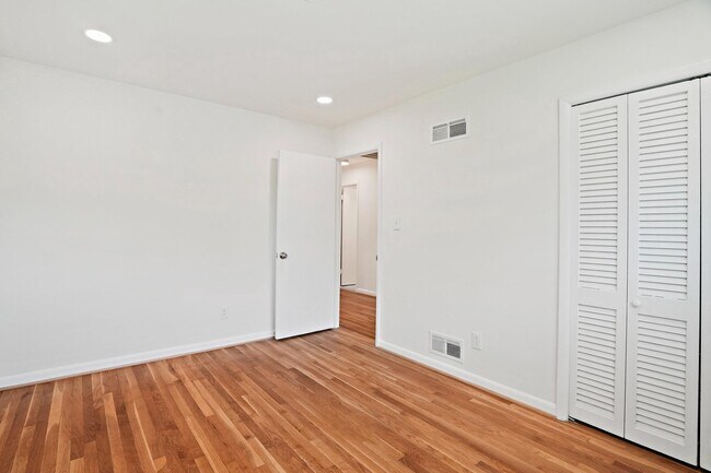 Building Photo - 6607 Lone Oak Dr