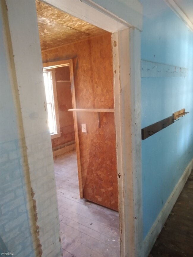 Building Photo - 3 br, 1 bath House - 212 South Street