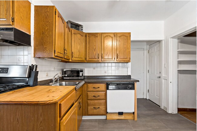 Building Photo - 1062 Saratoga St