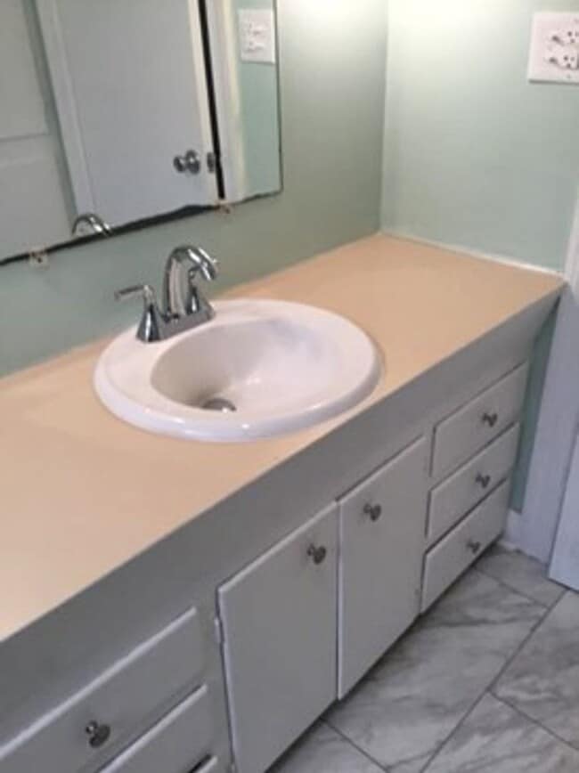 Building Photo - 3 Bed 1 Bath House in Washington