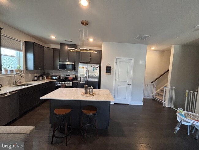 Building Photo - 983 Skylar Ct.