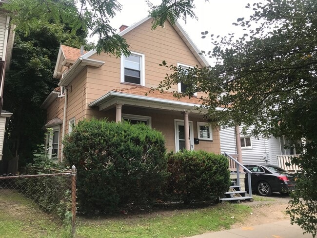 Building Photo - NICE 3 BEDROOMS WITH FULL BATH MOVE-IN READY!