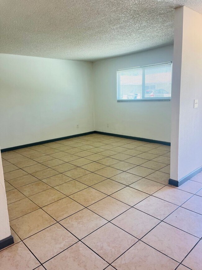 Building Photo - 1117 Roselawn Ave